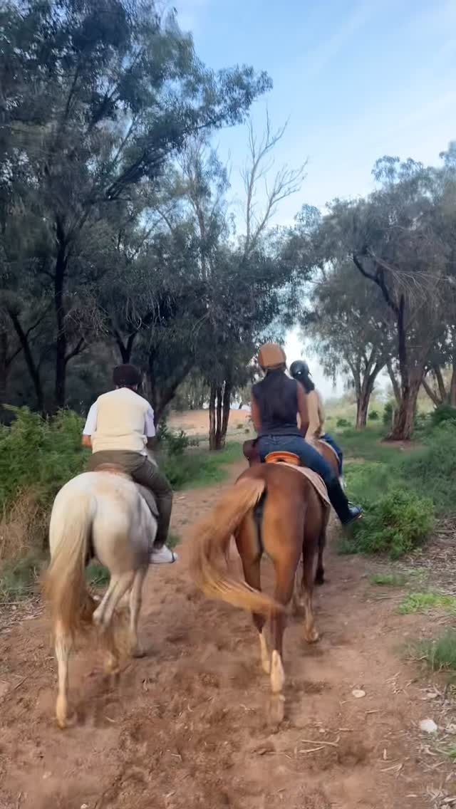 Deux cavalieres sur un chemin naturel pres d'Agadir